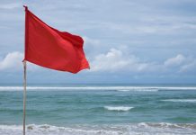 Ignoran bandera roja y quedan atrapados: rescatan a seis personas en Puerto Plata