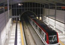 Hombre es auxiliado tras ingresar a las vías del Metro durante la llegada de un tren