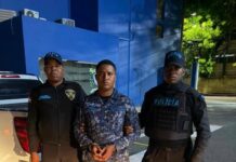 Policía Nacional entrega a la justicia al agente involucrado en la muerte de joven en sector de Herrera