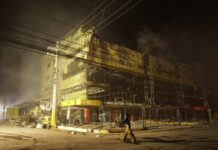 Bomberos mantienen intensa lucha contra incendio en sucursal de L&R Comercial